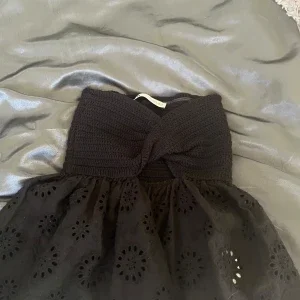 Svart kort klänning med broderi