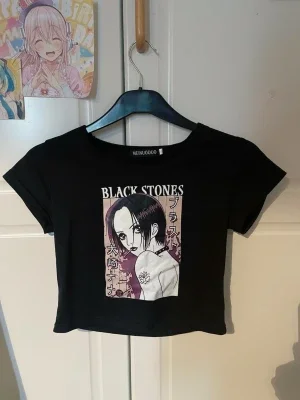 NANA Svart croppad t-shirt Black Stones