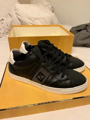 Svarta Fendi sneakers med vit häl