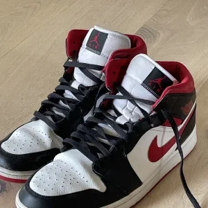Jordan 1 Mid Gym Red Black