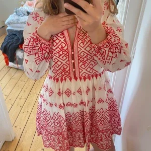 Vit och röd klänning med broderi från maje