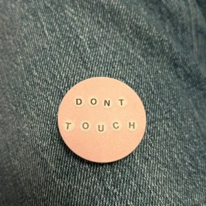 Rosa popsocket med texten 'DONT TOUCH'
