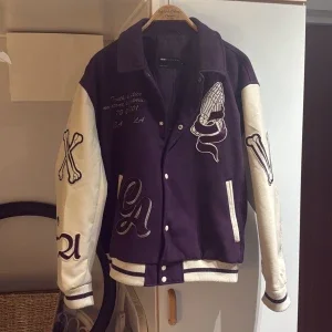 Lila Varsity jacka från ASOS Design