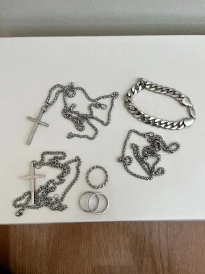 Smyckeset i silverfärgad metall