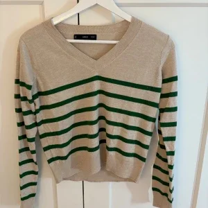 Beige randig tröja från mango