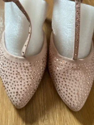 Rosa ballerinaskor med strassdetaljer