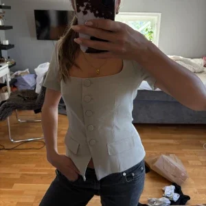 Beige blus med knappar från Zara