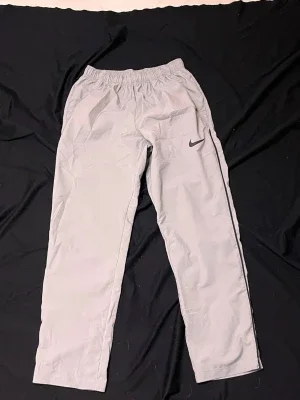 Gråa träningsbyxor från Nike