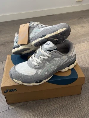ASICS grå och vita sneakers