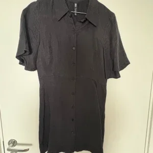 Svart skjortklänning från Zara