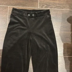 Svarta sammetsbyxor från Gina Tricot