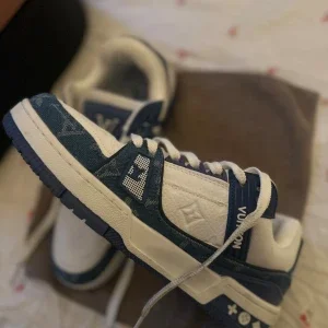 Blåvita sneakers i jeanstyg