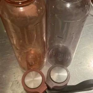 matlåder stora och små vatten flaska rosa lilla