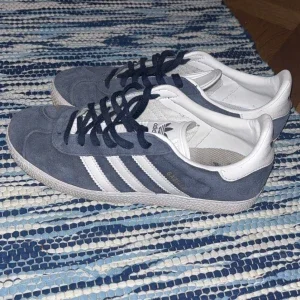 Adidas Gazelle sneakers blå/vit