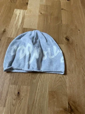 Ljusgrå mössa från Odd Molly
