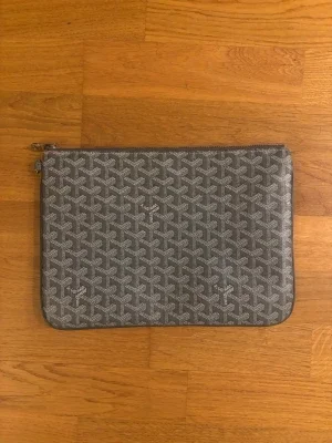 Grå Goyard datorväska