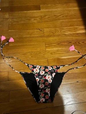 Blommiga bikiniunderdelar med knyt
