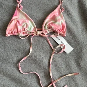 Rosa mönstrad bikini från Gina Tricot