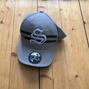 Grå keps från Salty med broderad S-logga