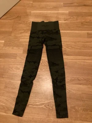 Camo tights från Gavelo stl S