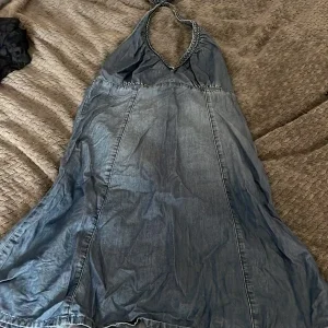 Blå halterneck klänning i jeans