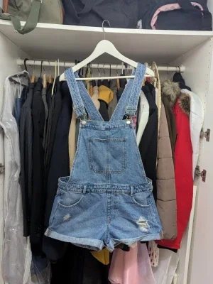 Blå jeansshorts hängselbyxor