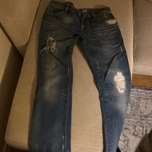 Blå slitna jeans med trasiga detaljer Jack and Jones