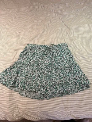 Blommig kjol ZARA
