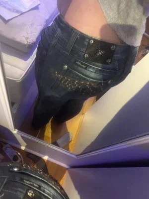 Mörkblåa Miss Me jeans med nitar