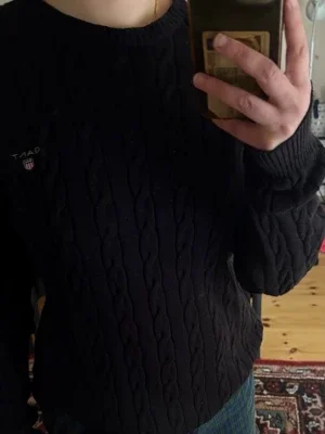 GANT cable knit sweater svart – klassisk stickad tröja