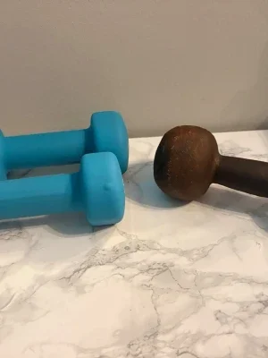 Blå hantlar 2kg och en brun gammal 5kg pris kan diskuteras