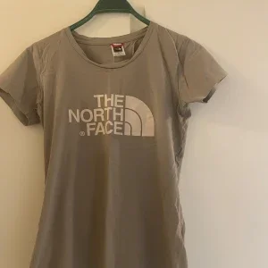 Beige t-shirt från The North Face