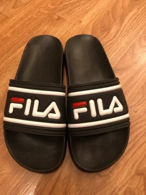 Svarta Fila badtofflor