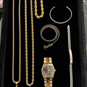 Mix av guldiga smycken & Michael Kors klocka