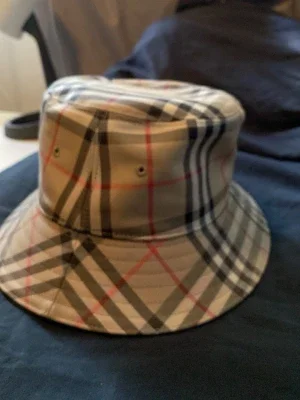Burberry bucket hat med rutigt mönster