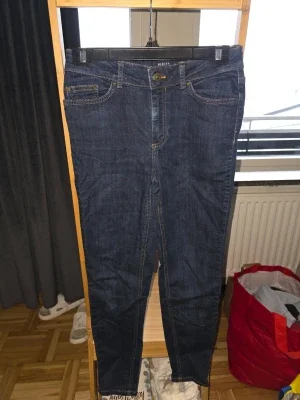 Mörkblå skinny jeans från Pieces
