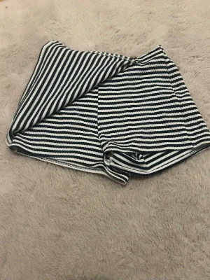 Randiga kjol,skorts från H&M, storlek 116