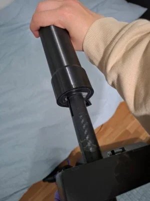Svart plastadapter till elsparkcykel