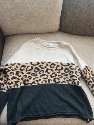 Leopardmönstrad stickad tröja ONLY
