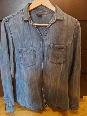 Blå jeansskjorta från Lindex