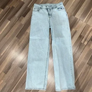 Baggy Ljusblå jeans med raka ben.