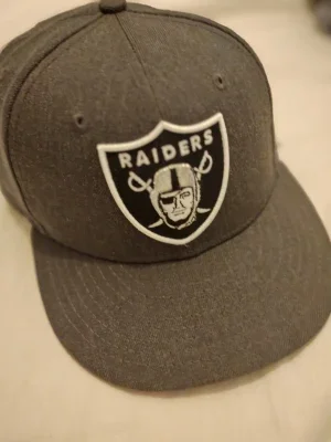 Grå Raiders keps med broderad logga