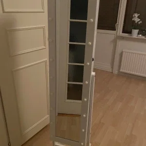 Smyckesskåp med spegel och LED-belysning