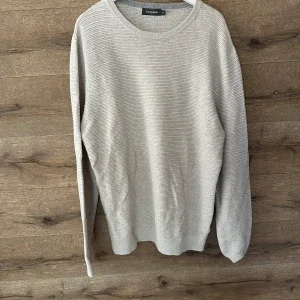Ljusgrå randig tröja Dressmann XL