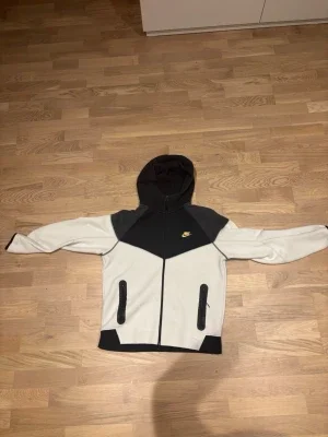 Nike tech kofta med dragkedja svart/vit