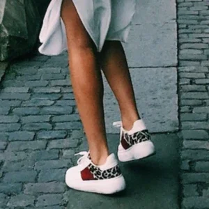 Vita sneakers med leopard
