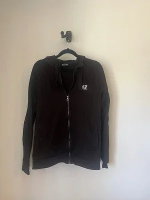Svart EA7 hoodie, byxor