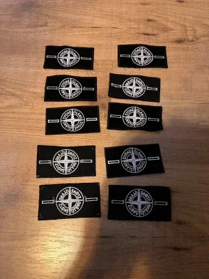 Svarta Stone Island tygmärken