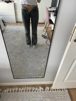 Grå raka jeans med hög midja