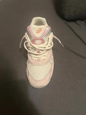 Vita och rosa Asics sneakers
